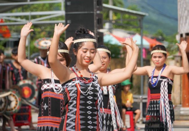 Múa Tâng Tung Da Dá Và Câu Chuyện Người Cơ Tu Giữa Đại Ngàn